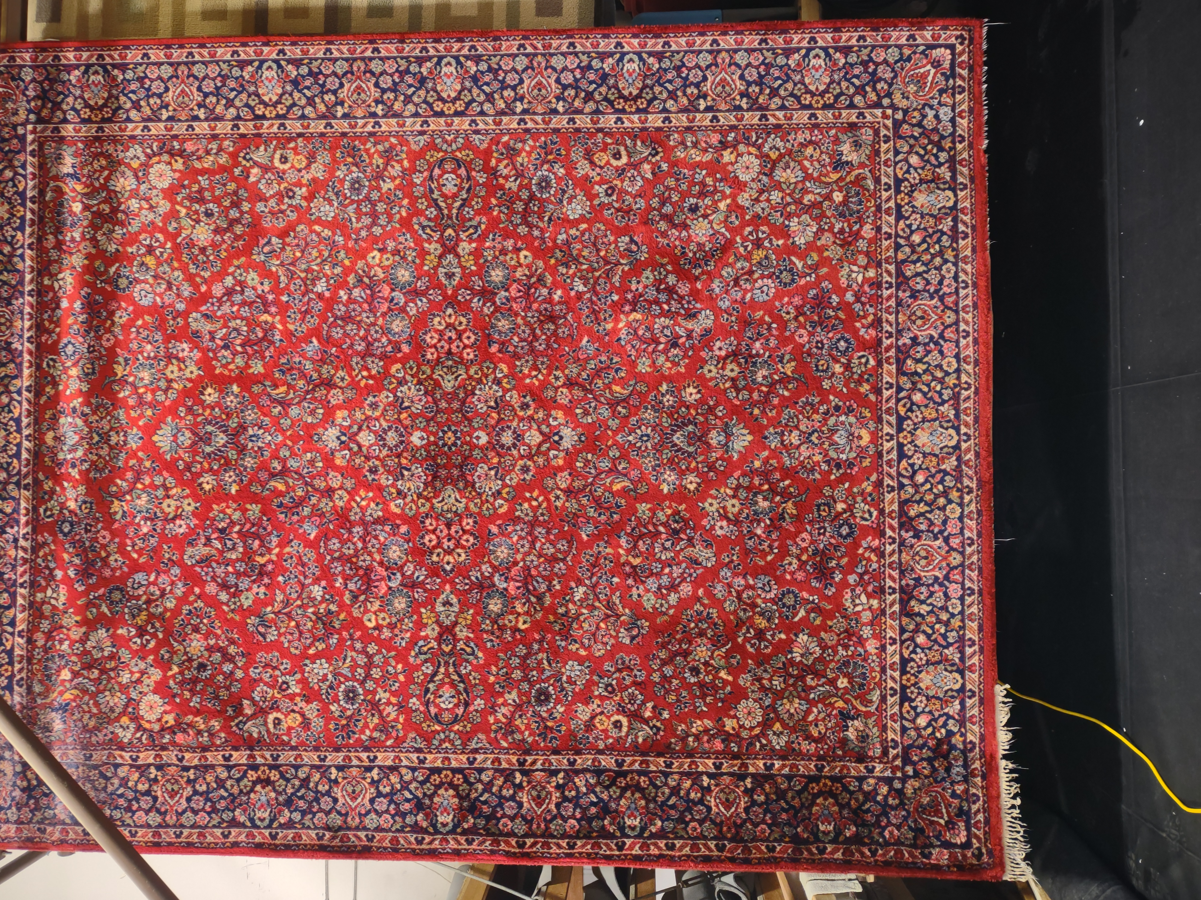 Machine woven wool rug with Sarouk design